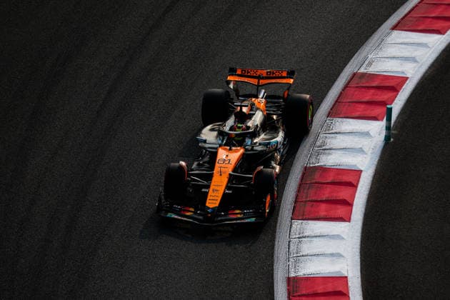 Oscar Piastri of Australia and McLaren , Qualifying, F1 Grand Prix of Abu Dhabi, am 06. December 2025 in Abu Dhabi, United Arab Emirates. (Foto von Diogo Cardoso DeFodi Images) Oscar Piastri of Australia and McLaren , Qualifying, F1 Grand Prix of Abu Dhabi, Yas Marina Circuit on December 6, 2025 in Abu Dhabi, United Arab Emirates. (Photo by Diogo Cardoso DeFodi Images)