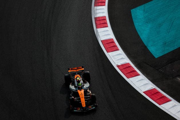 Lando Norris of Great Britain and McLaren , Qualifying, F1 Grand Prix of Abu Dhabi, am 06. December 2025 in Abu Dhabi, United Arab Emirates. (Foto von Diogo Cardoso DeFodi Images) Lando Norris of Great Britain and McLaren , Qualifying, F1 Grand Prix of Abu Dhabi, Yas Marina Circuit on December 6, 2025 in Abu Dhabi, United Arab Emirates. (Photo by Diogo Cardoso DeFodi Images)
