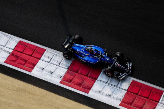 Alexander Albon of Thailand and Williams Racing , Qualifying, F1 Grand Prix of Abu Dhabi, am 06. December 2025 in Abu Dhabi, United Arab Emirates. (Foto von Diogo Cardoso DeFodi Images) Alexander Albon of Thailand and Williams Racing , Qualifying, F1 Grand Prix of Abu Dhabi, Yas Marina Circuit on December 6, 2025 in Abu Dhabi, United Arab Emirates. (Photo by Diogo Cardoso DeFodi Images)