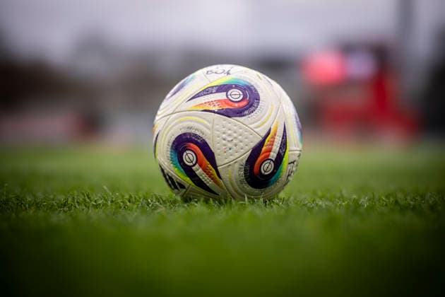 Frauen Fußball-Bundesliga; Bayer 04 Leverkusen - RB Leipzig, 06.12.2025 Impressionen: ein Ball vor dem Spiel; Bayer 04 Leverkusen - RB Leipzig an Spieltag 12 der Google Pixel Frauen-Bundesliga am 06.12.2025 im Ulrich-Haberland-Stadion in Leverkusen (Nordrhein-Westfalen). DFL REGULATIONS PROHIBIT ANY USE OF PHOTOGRAPHS AS IMAGE SEQUENCES AND OR QUASI-VIDEO. Copyright: xBEAUTIFULxSPORTS AxelxKohringx