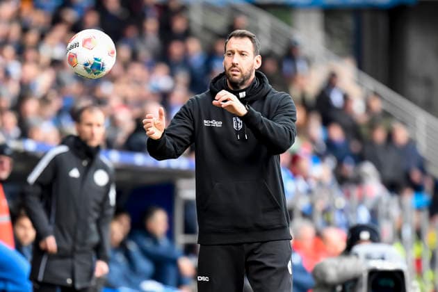 Trainer Mitch Kniat (Arminia Bielefeld) schaut waehrend des spiels der 2. Bundesliga zwischen VfL Bochum und Arminia Bielefeld, Vonovia Ruhrstadion am 06. December 2025 in Bochum, Deutschland. (Foto von Max Maiwald DeFodi Images) +++ Trainer Mitch Kniat (Arminia Bielefeld) looks on during the 2. Bundesliga match between VfL Bochum and Arminia Bielefeld at Vonovia Ruhrstadion on December 6, 2025 in Bochum, Germany. (Photo by Max Maiwald DeFodi Images) DFB DFL REGULATIONS PROHIBIT ANY USE OF PHOTOGRAPHS AS IMAGE SEQUENCES AND OR QUASI-VIDEO. (Photo by Max Maiwald DeFodi Images)