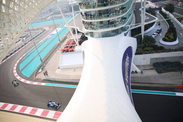 Carlos Sainz (Atlassian Williams Racing, 55), Gabriel Bortoleto (Stake F1 Team Kick Sauber, 05), Free Practice 3, Freies Training 3, FP3, ARE, Formel 1 Weltmeisterschaft, Abu Dhabi Grand Prix, Yas Marina Circuit, Saturday, 06.12.2025 ARE, Formel 1 Weltmeisterschaft, Abu Dhabi Grand Prix, Vereinigte Arabische Emirate, Yas Marina Circuit, 06.12.2025 Abu Dhabi Copyright: xEibner-Pressefoto AnnikaxGrafx EP_AGF