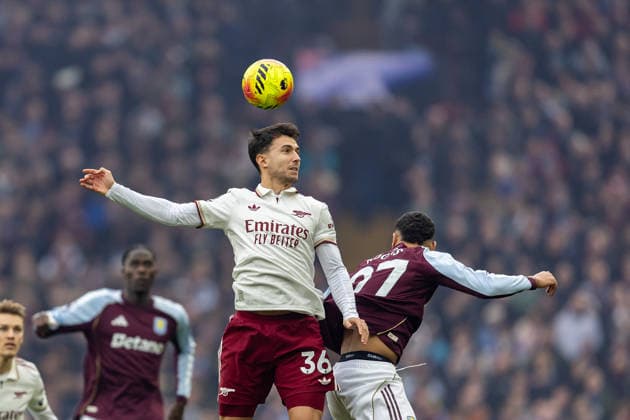 Aston Villa v Arsenal Premier League 06 12 2025. Arsenal midfielder Mart?n Zubimendi (36) heads the ball from Aston Villa midfielder Morgan Rogers (27) during the Premier League match between Aston Villa and Arsenal at Villa Park, Birmingham, England on 6 December 2025. Birmingham Villa Park West Midlands England Editorial use only DataCo restrictions apply See www.football-dataco.com , Copyright: xManjitxNarotrax PSI-23350-0005