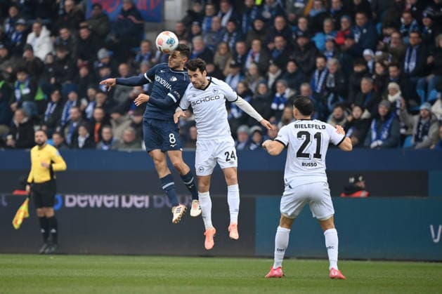 Kjell Wätjen (VfL Bochum), Christopher Lannert (Arminia Bielefeld), Stefano Russo (Arminia Bielefeld), v.li. 06.12.2025, Fussball 2. Bundesliga, Saison 2025 2026, 15. Spieltag, VfL Bochum - Arminia Bielefeld DFL regulations prohibit any use of photographs as image sequences and or quasi-video Bochum Vonovia Ruhrstadion Nordrhein Westfalen Deutschland