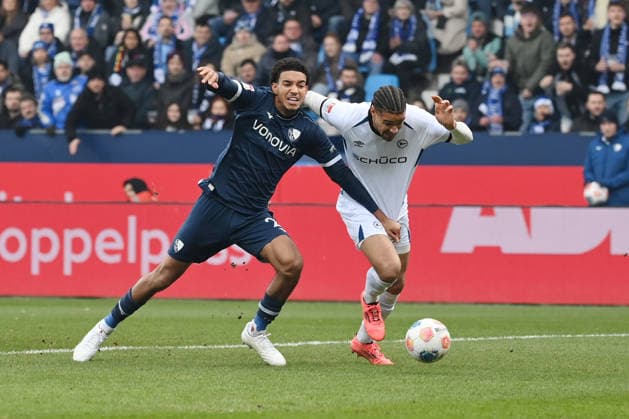 Francis Onyeka (VfL Bochum), Joel Felix (Arminia Bielefeld), v.li. 06.12.2025, Fussball 2. Bundesliga, Saison 2025 2026, 15. Spieltag, VfL Bochum - Arminia Bielefeld DFL regulations prohibit any use of photographs as image sequences and or quasi-video Bochum Vonovia Ruhrstadion Nordrhein Westfalen Deutschland