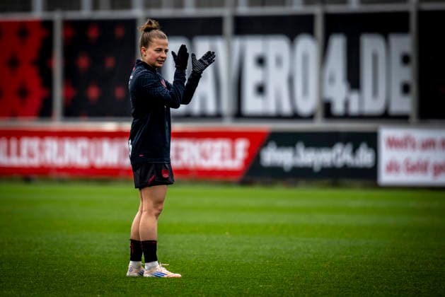 Frauen Fußball-Bundesliga; Bayer 04 Leverkusen - RB Leipzig, 06.12.2025 Kristin Kögel (Bayer 04 Leverkusen, 11) applaudierend beim Aufwärmen vor dem Spiel; Bayer 04 Leverkusen - RB Leipzig an Spieltag 12 der Google Pixel Frauen-Bundesliga am 06.12.2025 im Ulrich-Haberland-Stadion in Leverkusen (Nordrhein-Westfalen). DFL REGULATIONS PROHIBIT ANY USE OF PHOTOGRAPHS AS IMAGE SEQUENCES AND OR QUASI-VIDEO. Copyright: xBEAUTIFULxSPORTS AxelxKohringx