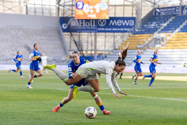 Google Pixel Frauen-Bundesliga: FC Carl Zeiss Jena vs. SV Werder Bremen; Jena; 06.12.2025 Maja Sternad ( 11; SV Werder Bremen) gegen Emily Reske ( 28; FC Carl Zeiss Jena) Google Pixel Frauen-Bundesliga: FC Carl Zeiss Jena vs. SV Werder Bremen; ad hoc arena im Ernst-Abbe-Sportfeld; 06.12.2025 DFB REGULATIONS PROHIBIT ANY USE OF PHOTOGRAPHS AS IMAGE SEQUENCES AND OR QUASI-VIDEO. Copyright: xBEAUTIFULxSPORTS Duehringx