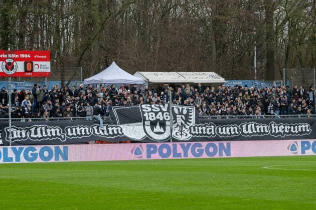 06.12.25, Fussball: 3. Liga, Saison 2025 2026, 17. Spieltag, Viktoria Koeln - SSV Ulm 1846 im Sportpark Hoehenberg. Die Ulmer Fans freuen sich auf das Spiel. Wichtiger Hinweis: Gemaess den Vorgaben der DFL Deutsche Fussball Liga bzw. des DFB Deutscher Fussball-Bund ist es untersagt, in dem Stadion und oder vom Spiel angefertigte Fotoaufnahmen in Form von Sequenzbildern und oder videoaehnlichen Fotostrecken zu verwerten bzw. verwerten zu lassen. Foto: Kirchner-Media Thomas Haesler Copyright: xKirchner-Media ThomasxHaeslerx