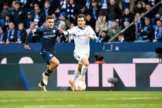Christopher Lannert (Arminia Bielefeld) und Kjell Waetjen (VfL Bochum) im Kampf um den Ball waehrend des spiels der 2. Bundesliga zwischen VfL Bochum und Arminia Bielefeld, Vonovia Ruhrstadion am 06. December 2025 in Bochum, Deutschland. (Foto von Max Maiwald DeFodi Images) +++ Christopher Lannert (Arminia Bielefeld) und Kjell Waetjen (VfL Bochum) battle for the ball during the 2. Bundesliga match between VfL Bochum and Arminia Bielefeld at Vonovia Ruhrstadion on December 6, 2025 in Bochum, Germany. (Photo by Max Maiwald DeFodi Images) DFB DFL REGULATIONS PROHIBIT ANY USE OF PHOTOGRAPHS AS IMAGE SEQUENCES AND OR QUASI-VIDEO. (Photo by Max Maiwald DeFodi Images)