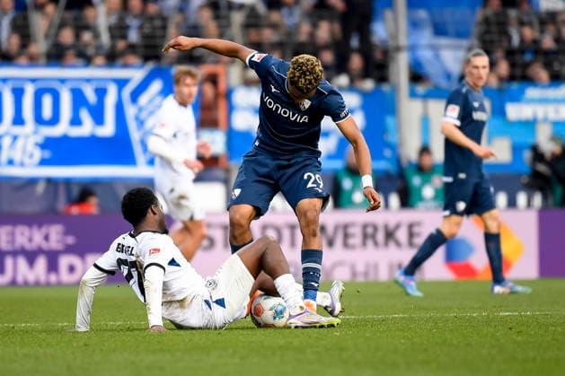 Benjamin Boakye (Arminia Bielefeld) und Farid Alfa-Ruprecht (VfL Bochum) im Kampf um den Ball waehrend des spiels der 2. Bundesliga zwischen VfL Bochum und Arminia Bielefeld, Vonovia Ruhrstadion am 06. December 2025 in Bochum, Deutschland. (Foto von Max Maiwald DeFodi Images) +++ Benjamin Boakye (Arminia Bielefeld) und Farid Alfa-Ruprecht (VfL Bochum) battle for the ball during the 2. Bundesliga match between VfL Bochum and Arminia Bielefeld at Vonovia Ruhrstadion on December 6, 2025 in Bochum, Germany. (Photo by Max Maiwald DeFodi Images) DFB DFL REGULATIONS PROHIBIT ANY USE OF PHOTOGRAPHS AS IMAGE SEQUENCES AND OR QUASI-VIDEO. (Photo by Max Maiwald DeFodi Images)
