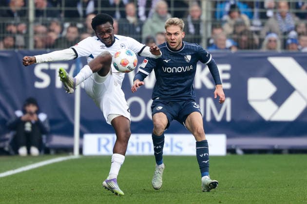Bochum, Vonovia Ruhrstadion, 06.12.25, GER, Herren, 2. Bundesliga, Saison 2025 - 2026, VfL 1848 Bochum - Arminia Bielefeld, Benjamin Boakye (Arminia Bielefeld) und Leandro Morgalla (VfL Bochum) im Zweikampf, DFB DFL REGULATIONS PROHIBIT ANY USE OF PHOTOGRAPHS AS IMAGE SEQUENCES AND OR QUASI-VIDEO.