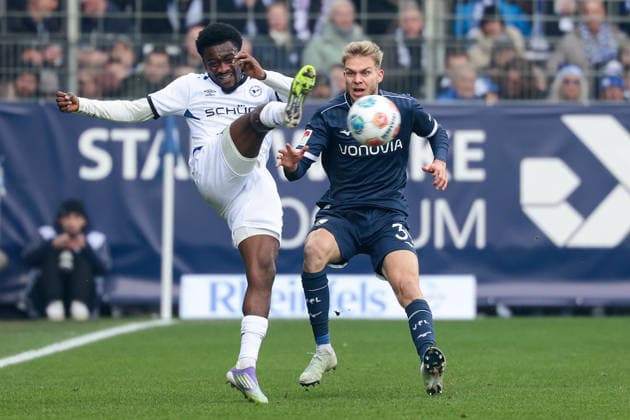 Bochum, Vonovia Ruhrstadion, 06.12.25, GER, Herren, 2. Bundesliga, Saison 2025 - 2026, VfL 1848 Bochum - Arminia Bielefeld, Benjamin Boakye (Arminia Bielefeld) und Leandro Morgalla (VfL Bochum) im Zweikampf, DFB DFL REGULATIONS PROHIBIT ANY USE OF PHOTOGRAPHS AS IMAGE SEQUENCES AND OR QUASI-VIDEO.