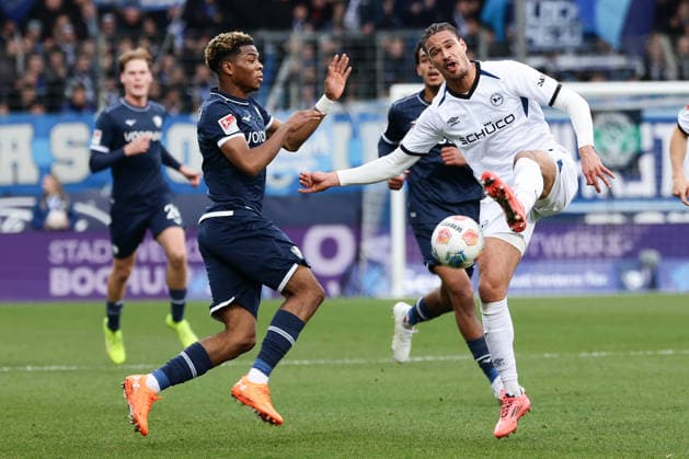 Bochum, Vonovia Ruhrstadion, 06.12.25, GER, Herren, 2. Bundesliga, Saison 2025 - 2026, VfL 1848 Bochum - Arminia Bielefeld, Farid Alfa-Ruprecht (VfL Bochum) und Joel Felix (Arminia Bielefeld) im Zweikampf, DFB DFL REGULATIONS PROHIBIT ANY USE OF PHOTOGRAPHS AS IMAGE SEQUENCES AND OR QUASI-VIDEO.