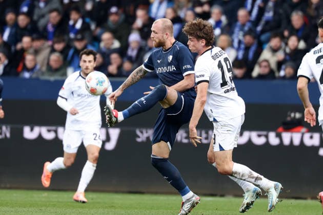 Bochum, Vonovia Ruhrstadion, 06.12.25, GER, Herren, 2. Bundesliga, Saison 2025 - 2026, VfL 1848 Bochum - Arminia Bielefeld, Philipp Hofmann (VfL Bochum) und Maximilian Grosser (Arminia Bielefeld) im Zweikampf, DFB DFL REGULATIONS PROHIBIT ANY USE OF PHOTOGRAPHS AS IMAGE SEQUENCES AND OR QUASI-VIDEO.