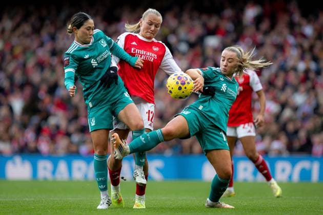 Frida Maanum of Arsenal Women FC gets challenged Arsenal Women FC vs Liverpool FC Women in the Barclays Womens Super League 06 Dec 2025London Emirates Stadium London, England United Kingdom EDITORIAL USE ONLY No use with unauthorised audio, video, data, fixture lists (outside the EU), club league logos or live services. Online in-match use limited to 45 images (+15 in extra time). No use to emulate moving images. No use in betting, games or  Copyright: xIPSxPhotoxAgency Shutterstockx 16029317h