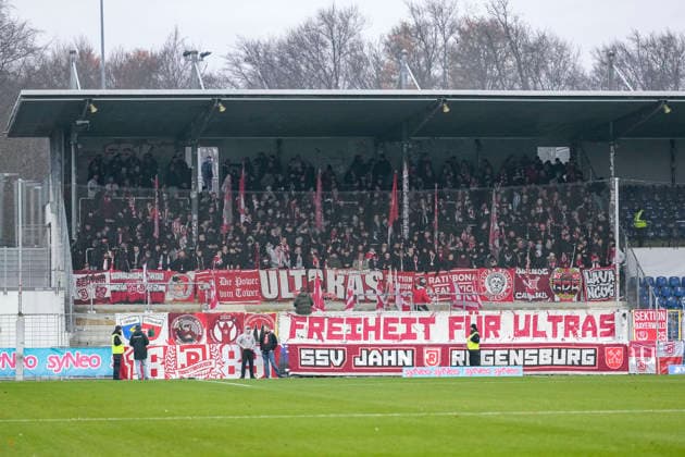 Die Fans vom SSV Jahn Regensburg zeigen in der Fankurve ein Banner, Spruchband mit der Aufschrift: Freiheit für Ultras, Fans, Ultras Publikum, Zuschauer, Stimmung, Atmosphäre, Stadion, Protest, Protestaktion für den Erhalt von Fankultur, protestieren, Aktion, Action, 06.12.2025, Sinsheim (Deutschland), Fussball, 3. Liga, TSG 1899 Hoffenheim II - SSV Jahn Regensburg, DFB DFL REGULATIONS PROHIBIT ANY USE OF PHOTOGRAPHS AS IMAGE SEQUENCES AND OR QUASI-VIDEO.