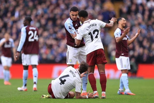 Football - Premier League - Aston Villa v Arsenal 06 December 2025 - Premier League - Aston Villa v Arsenal - a12 intervenes as Morgan Rogers of Aston Villa clashes with Ben White of Arsenal - Photo: Simon Stacpoole Offside. Aston UK Copyright: xSimonxStacpoolexOffside
