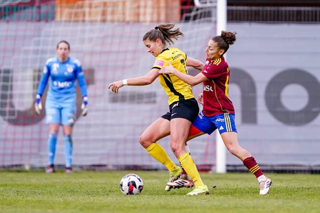 Switzerland: AXA Women s Super League, Servette FC ChÃªnois FÃ minin vs BSC YB Frauen, Stade des Trois-Chene, Chene-Bourg: Geraldine Ess (7 Young Boys links) im Zweikampf gegen Elodie Nakkach (66 Servette FC Chenois Feminin) Copyright: xDanielaxPorcellix