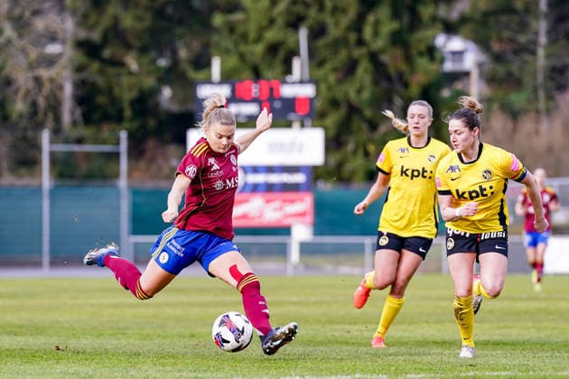 Switzerland: AXA Women s Super League, Servette FC ChÃªnois FÃ minin vs BSC YB Frauen, Stade des Trois-Chene, Chene-Bourg: Anna Maria Therese Simonsson (17 Servette FC Chenois Feminin) in Aktion, am Ball Copyright: xDanielaxPorcellix