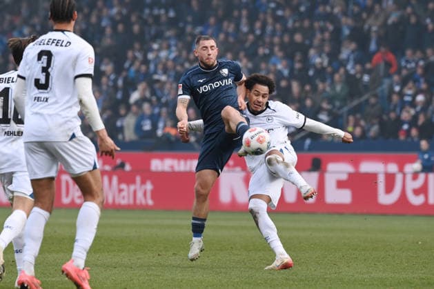 Maximilian Wittek (VfL Bochum), Monju Momuluh (Arminia Bielefeld), v.li. 06.12.2025, Fussball 2. Bundesliga, Saison 2025 2026, 15. Spieltag, VfL Bochum - Arminia Bielefeld DFL regulations prohibit any use of photographs as image sequences and or quasi-video Bochum Vonovia Ruhrstadion Nordrhein Westfalen Deutschland