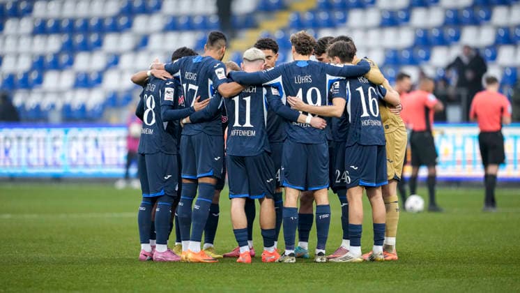Spieler der TSG 1899 Hoffenheim II (U23) schwören sich mit einem Mannschaftskreis vor dem Anpfiff ein, Kreis, Teamkreis, Konzentration, Kameradschaft, Ansprache, Motivation, 06.12.2025, Sinsheim (Deutschland), Fussball, 3. Liga, TSG 1899 Hoffenheim II - SSV Jahn Regensburg, DFB DFL REGULATIONS PROHIBIT ANY USE OF PHOTOGRAPHS AS IMAGE SEQUENCES AND OR QUASI-VIDEO.