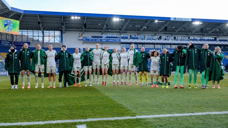Spielerinnen des SV Werder Bremen mit Jubel über den Sieg, Freude über das gewonnene Spiel, bedanken sich bei den Fans, Zuschauern für die Unterstützung, DIE DFB-RICHTLINIEN UNTERSAGEN JEGLICHE NUTZUNG VON FOTOS ALS SEQUENZBILDER UND ODER VIDEOÄHNLICHE FOTOSTRECKEN. DFB REGULATIONS PROHIBIT ANY USE OF PHOTOGRAPHS AS IMAGE SEQUENCES AND OR QUASI-VIDEO., 06.12.2025, Jena (Deutschland), Fussball, Google Pixel Frauen-Bundesliga, FC Carl Zeiss Jena - SV Werder Bremen