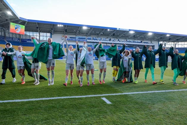 Spielerinnen des SV Werder Bremen mit Jubel über den Sieg, Freude über das gewonnene Spiel, bedanken sich bei den Fans, Zuschauern für die Unterstützung, DIE DFB-RICHTLINIEN UNTERSAGEN JEGLICHE NUTZUNG VON FOTOS ALS SEQUENZBILDER UND ODER VIDEOÄHNLICHE FOTOSTRECKEN. DFB REGULATIONS PROHIBIT ANY USE OF PHOTOGRAPHS AS IMAGE SEQUENCES AND OR QUASI-VIDEO., 06.12.2025, Jena (Deutschland), Fussball, Google Pixel Frauen-Bundesliga, FC Carl Zeiss Jena - SV Werder Bremen