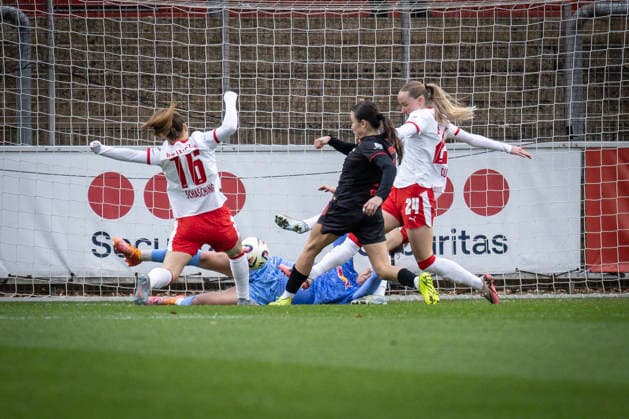 Frauen Fußball-Bundesliga; Bayer 04 Leverkusen - RB Leipzig, 06.12.2025 Loreen Bender (Bayer 04 Leverkusen, 19) trifft nach 2 Minuten zum 1:0; Bayer 04 Leverkusen - RB Leipzig an Spieltag 12 der Google Pixel Frauen-Bundesliga am 06.12.2025 im Ulrich-Haberland-Stadion in Leverkusen (Nordrhein-Westfalen). DFL REGULATIONS PROHIBIT ANY USE OF PHOTOGRAPHS AS IMAGE SEQUENCES AND OR QUASI-VIDEO. Copyright: xBEAUTIFULxSPORTS AxelxKohringx