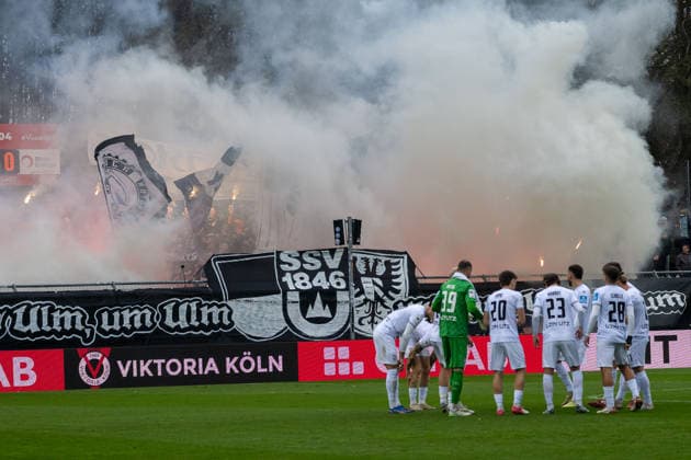 06.12.25, Fussball: 3. Liga, Saison 2025 2026, 17. Spieltag, Viktoria Koeln - SSV Ulm 1846 im Sportpark Hoehenberg. Die Ulmer Fans zuenden ihre Pyrotechnik vor dem Spiel. Wichtiger Hinweis: Gemaess den Vorgaben der DFL Deutsche Fussball Liga bzw. des DFB Deutscher Fussball-Bund ist es untersagt, in dem Stadion und oder vom Spiel angefertigte Fotoaufnahmen in Form von Sequenzbildern und oder videoaehnlichen Fotostrecken zu verwerten bzw. verwerten zu lassen. Foto: Kirchner-Media Thomas Haesler Copyright: xKirchner-Media ThomasxHaeslerx