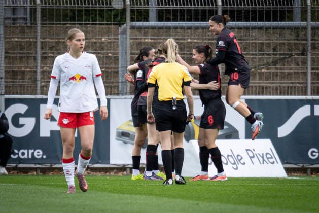 Frauen Fußball-Bundesliga; Bayer 04 Leverkusen - RB Leipzig, 06.12.2025 Torjubel: Loreen Bender (Bayer 04 Leverkusen, 19) trifft nach 2 Minuten zum 1:0; Bayer 04 Leverkusen - RB Leipzig an Spieltag 12 der Google Pixel Frauen-Bundesliga am 06.12.2025 im Ulrich-Haberland-Stadion in Leverkusen (Nordrhein-Westfalen). DFL REGULATIONS PROHIBIT ANY USE OF PHOTOGRAPHS AS IMAGE SEQUENCES AND OR QUASI-VIDEO. Copyright: xBEAUTIFULxSPORTS AxelxKohringx