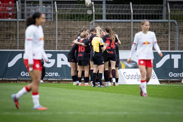Frauen Fußball-Bundesliga; Bayer 04 Leverkusen - RB Leipzig, 06.12.2025 Torjubel: Loreen Bender (Bayer 04 Leverkusen, 19) trifft nach 2 Minuten zum 1:0; Bayer 04 Leverkusen - RB Leipzig an Spieltag 12 der Google Pixel Frauen-Bundesliga am 06.12.2025 im Ulrich-Haberland-Stadion in Leverkusen (Nordrhein-Westfalen). DFL REGULATIONS PROHIBIT ANY USE OF PHOTOGRAPHS AS IMAGE SEQUENCES AND OR QUASI-VIDEO. Copyright: xBEAUTIFULxSPORTS AxelxKohringx
