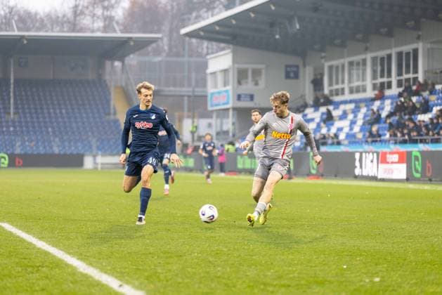 06.12.2025, Fussball, GER, Saison, 3.Liga, Saision 2025 2026, 17. Spieltag, TSG Hoffenheim II - SSV Jahn Regensburg Yannik Lührs gegen Noel Eichinger (Regensburg) DFL REGULATIONS PROHIBIT ANY USE OF PHOTOGRAPHS AS IMAGE SEQUENCES AND OR QUASI-VIDEO.