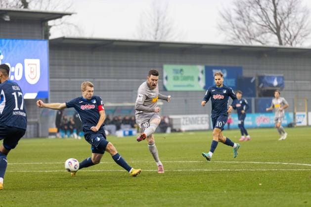 06.12.2025, Fussball, GER, Saison, 3.Liga, Saision 2025 2026, 17. Spieltag, TSG Hoffenheim II - SSV Jahn Regensburg Valentin Lässig gegen Christian Kühlwetter (SSV Jahn Regensburg) DFL REGULATIONS PROHIBIT ANY USE OF PHOTOGRAPHS AS IMAGE SEQUENCES AND OR QUASI-VIDEO.