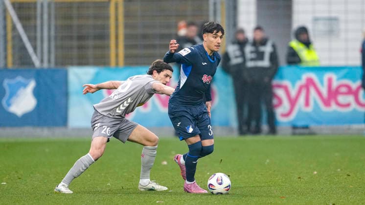 v.li.: Benedikt Bauer (Regensburg, 26), Deniz Zeitler (TSG II, 38), Zweikampf, Spielszene, Duell, duel, tackle, tackling, Dynamik, Action, Aktion, 06.12.2025, Sinsheim (Deutschland), Fussball, 3. Liga, TSG 1899 Hoffenheim II - SSV Jahn Regensburg, DFB DFL REGULATIONS PROHIBIT ANY USE OF PHOTOGRAPHS AS IMAGE SEQUENCES AND OR QUASI-VIDEO.