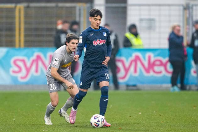v.li.: Benedikt Bauer (Regensburg, 26), Deniz Zeitler (TSG II, 38), Zweikampf, Spielszene, Duell, duel, tackle, tackling, Dynamik, Action, Aktion, 06.12.2025, Sinsheim (Deutschland), Fussball, 3. Liga, TSG 1899 Hoffenheim II - SSV Jahn Regensburg, DFB DFL REGULATIONS PROHIBIT ANY USE OF PHOTOGRAPHS AS IMAGE SEQUENCES AND OR QUASI-VIDEO.