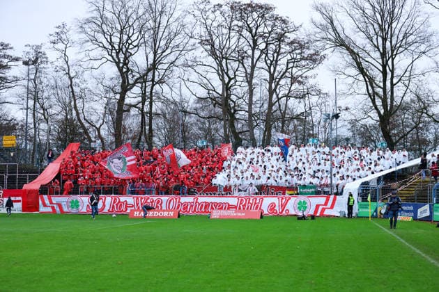 06.12.2025, xKWIx, Fußball, Regionalliga West, FC Gütersloh - RW Oberhausen, Ohlendorf Stadion im Heidewald: Oberhausen Fans im Block mit Choreo Photo: xKamilxWilkowskixPressefotoKochx NRW Deutschland