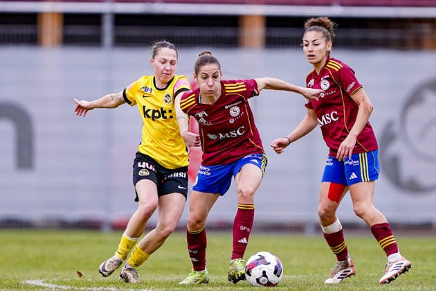 Switzerland: AXA Women s Super League, Servette FC ChÃªnois FÃ minin vs BSC YB Frauen, Stade des Trois-Chene, Chene-Bourg: Ana Jelencic (18 Servette FC Chenois Feminin) im Zweikampf gegen Lisa Josten (24 Young Boys) Copyright: xDanielaxPorcellix
