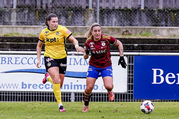 Switzerland: AXA Women s Super League, Servette FC ChÃªnois FÃ minin vs BSC YB Frauen, Stade des Trois-Chene, Chene-Bourg: Maria Jimenez Gutierrez (4 Young Boys) im Zweikampf gegen Gloria Marinelli (9 Servette FC Chenois Feminin) Copyright: xDanielaxPorcellix