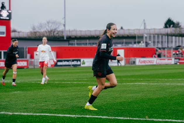 06.12.25, Frauen, Fussball, Google Pixel Frauen Bundesliga, Saison 2025 2026, Bayer 04 Leverkusen - RB Leipzig, 12. Spieltag Loreen Bender ( 19 - Bayer 04 Leverkusen) Jubel über das Tor von zum 1:0 Leverkusen Ulrich-Haberland-Stadion NRW Deutschland