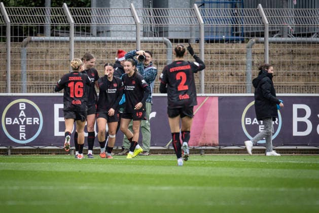 Frauen Fußball-Bundesliga; Bayer 04 Leverkusen - RB Leipzig, 06.12.2025 Torjubel . Estrella Marino Gonzales (Bayer 04 Leverkusen, 10) trifft zum 2:0; Bayer 04 Leverkusen - RB Leipzig an Spieltag 12 der Google Pixel Frauen-Bundesliga am 06.12.2025 im Ulrich-Haberland-Stadion in Leverkusen (Nordrhein-Westfalen). DFL REGULATIONS PROHIBIT ANY USE OF PHOTOGRAPHS AS IMAGE SEQUENCES AND OR QUASI-VIDEO. Copyright: xBEAUTIFULxSPORTS AxelxKohringx