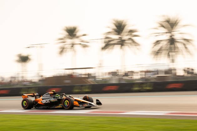 Lando Norris (McLaren Formula 1 Team, Großbritannien, 04) im MCL39, UAE, Formel 1 Weltmeisterschaft, Abu Dhabi Grand Prix, Yas Marina Circuit, 3. Freies Training, 06.12.2025 UAE, Formel 1 Weltmeisterschaft, Abu Dhabi Grand Prix, Yas Marina Circuit, 06.12.2025 Yas Marina Island Copyright: xEibner-Pressefoto Memmlerx EP_MMR