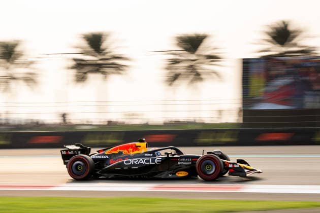 Max Verstappen (Oracle Red Bull Racing, Niederlande, 01) im RB21, UAE, Formel 1 Weltmeisterschaft, Abu Dhabi Grand Prix, Yas Marina Circuit, 3. Freies Training, 06.12.2025 UAE, Formel 1 Weltmeisterschaft, Abu Dhabi Grand Prix, Yas Marina Circuit, 06.12.2025 Yas Marina Island Copyright: xEibner-Pressefoto Memmlerx EP_MMR