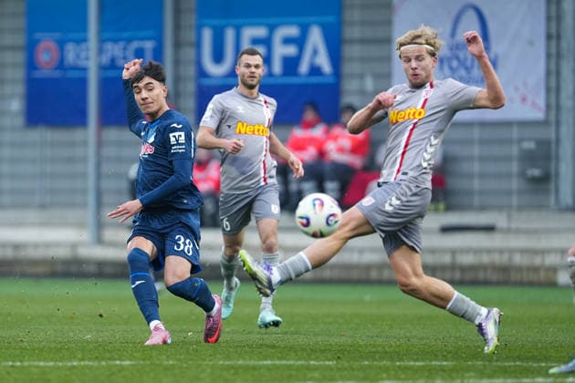 Fussball: 3. Liga, 17. Spieltag, TSG Hoffenheim II - Jahn Regensburg am 06.12.2025 in Sinsheim (Dietmar-Hopp-Stadion), Deutschland, Saison 2025 2026: DFB DFL REGULATIONS PROHIBIT ANY USE OF PHOTOGRAPHS as IMAGE SEQUENCES and or QUASI-VIDEO: Deniz Zeitler (38, TSGII) schießt aufs Tor, Philipp Müller (5, SSV) versucht den Schuss zu blocken. Sinsheim Dietmar-Hopp-Stadion Deutschland Copyright: xChristophxKinzingerx