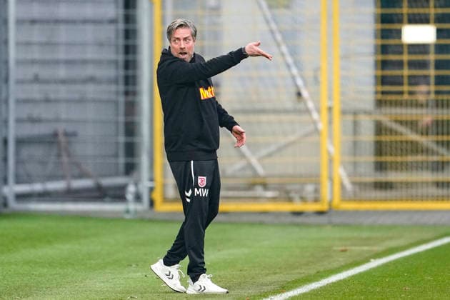 Michael Wimmer (Trainer, Cheftrainer, Regensburg), gibt Anweisungen, gestikuliert, mit den Armen gestikulieren, Freisteller, Ganzkörper, Einzelbild, Einzelfoto, Aktion, Action, am Spielfeldrand, an der Seitenauslinie, 06.12.2025, Sinsheim (Deutschland), Fussball, 3. Liga, TSG 1899 Hoffenheim II - SSV Jahn Regensburg, DFB DFL REGULATIONS PROHIBIT ANY USE OF PHOTOGRAPHS AS IMAGE SEQUENCES AND OR QUASI-VIDEO.