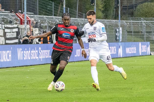 06.12.25, Fussball: 3. Liga, Saison 2025 2026, 17. Spieltag, Viktoria Koeln - SSV Ulm 1846 im Sportpark Hoehenberg. Zweikampf zwischen Frank Ronstadt (Viktoria Koeln, 34) und Leon Dajaku (SSV Ulm 1846, 43). Wichtiger Hinweis: Gemaess den Vorgaben der DFL Deutsche Fussball Liga bzw. des DFB Deutscher Fussball-Bund ist es untersagt, in dem Stadion und oder vom Spiel angefertigte Fotoaufnahmen in Form von Sequenzbildern und oder videoaehnlichen Fotostrecken zu verwerten bzw. verwerten zu lassen. Foto: Kirchner-Media Thomas Haesler Copyright: xKirchner-Media ThomasxHaeslerx