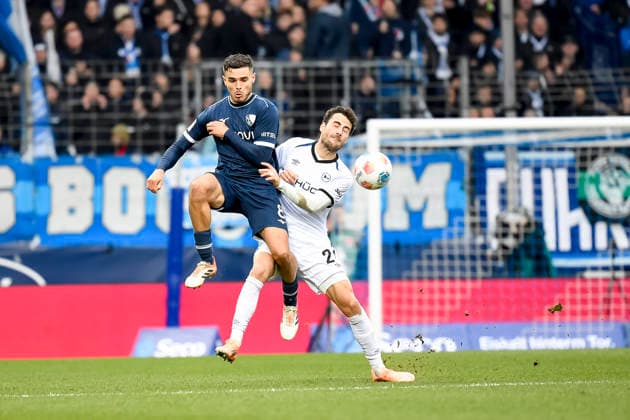 Kjell Waetjen (VfL Bochum) und Christopher Lannert (Arminia Bielefeld) im Kampf um den Ball waehrend des spiels der 2. Bundesliga zwischen VfL Bochum und Arminia Bielefeld, Vonovia Ruhrstadion am 06. December 2025 in Bochum, Deutschland. (Foto von Max Maiwald DeFodi Images) +++ Kjell Waetjen (VfL Bochum) und Christopher Lannert (Arminia Bielefeld) battle for the ball during the 2. Bundesliga match between VfL Bochum and Arminia Bielefeld at Vonovia Ruhrstadion on December 6, 2025 in Bochum, Germany. (Photo by Max Maiwald DeFodi Images) DFB DFL REGULATIONS PROHIBIT ANY USE OF PHOTOGRAPHS AS IMAGE SEQUENCES AND OR QUASI-VIDEO. (Photo by Max Maiwald DeFodi Images)