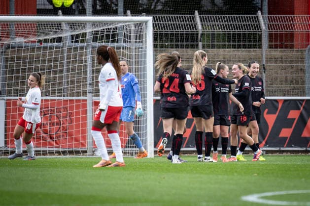 Frauen Fußball-Bundesliga; Bayer 04 Leverkusen - RB Leipzig, 06.12.2025 Torjubel nach dem 3:0 durch einen Elfmeter durch Vanessa Fudalla (Bayer 04 Leverkusen, 21); Bayer 04 Leverkusen - RB Leipzig an Spieltag 12 der Google Pixel Frauen-Bundesliga am 06.12.2025 im Ulrich-Haberland-Stadion in Leverkusen (Nordrhein-Westfalen). DFL REGULATIONS PROHIBIT ANY USE OF PHOTOGRAPHS AS IMAGE SEQUENCES AND OR QUASI-VIDEO. Copyright: xBEAUTIFULxSPORTS AxelxKohringx