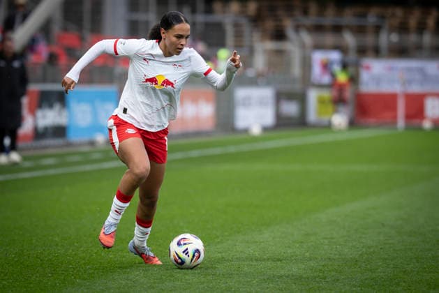 Frauen Fußball-Bundesliga; Bayer 04 Leverkusen - RB Leipzig, 06.12.2025 Lisa Baum (RB Leipzig, 11); Bayer 04 Leverkusen - RB Leipzig an Spieltag 12 der Google Pixel Frauen-Bundesliga am 06.12.2025 im Ulrich-Haberland-Stadion in Leverkusen (Nordrhein-Westfalen). DFL REGULATIONS PROHIBIT ANY USE OF PHOTOGRAPHS AS IMAGE SEQUENCES AND OR QUASI-VIDEO. Copyright: xBEAUTIFULxSPORTS AxelxKohringx