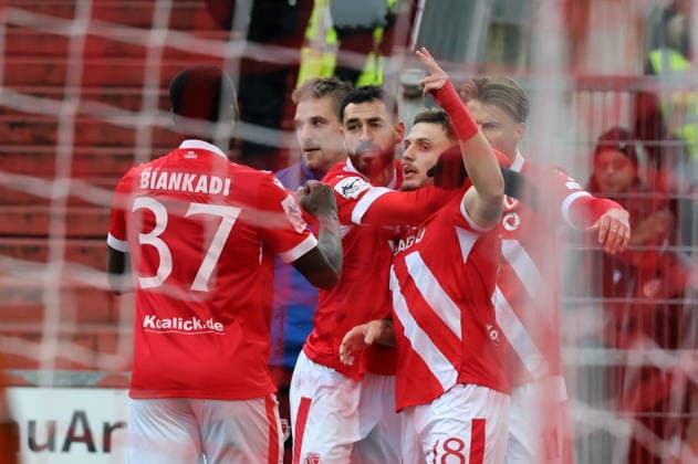 18 Erik Engelhardt (Energie Cottbus, r.) und 10 Tolcay Cigerci (Energie Cottbus) feiern das 1-0, Cottbuser Torjubel Fussball 3. Liga 2025 2026 FC Energie Cottbus - MSV Duisburg