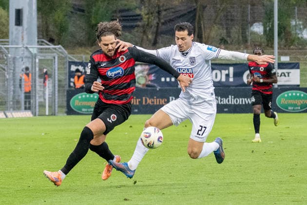06.12.25, Fussball: 3. Liga, Saison 2025 2026, 17. Spieltag, Viktoria Koeln - SSV Ulm 1846 im Sportpark Hoehenberg. Zweikampf zwischen Lex Tyger Lobinger (Viktoria Koeln, 09) und Lukas Mazagg (SSV Ulm 1846, 27). Wichtiger Hinweis: Gemaess den Vorgaben der DFL Deutsche Fussball Liga bzw. des DFB Deutscher Fussball-Bund ist es untersagt, in dem Stadion und oder vom Spiel angefertigte Fotoaufnahmen in Form von Sequenzbildern und oder videoaehnlichen Fotostrecken zu verwerten bzw. verwerten zu lassen. Foto: Kirchner-Media Thomas Haesler Copyright: xKirchner-Media ThomasxHaeslerx